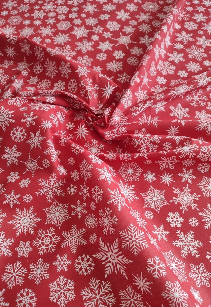 Ткань со снежинками на красном